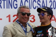 Federico Pezzolla premiato dal papà Oronzo delegato CSAI (foto Kartingclub dei trulli)